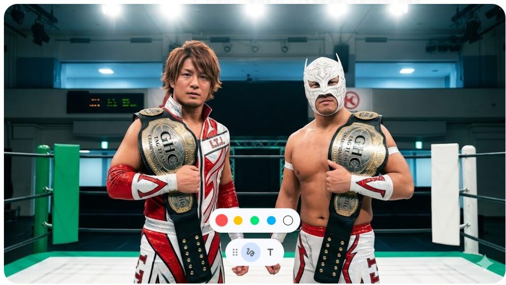 プロレスリング・ノアのリングでGHCタッグ王座のベルトを掲げる内藤哲也選手とBUSHI選手