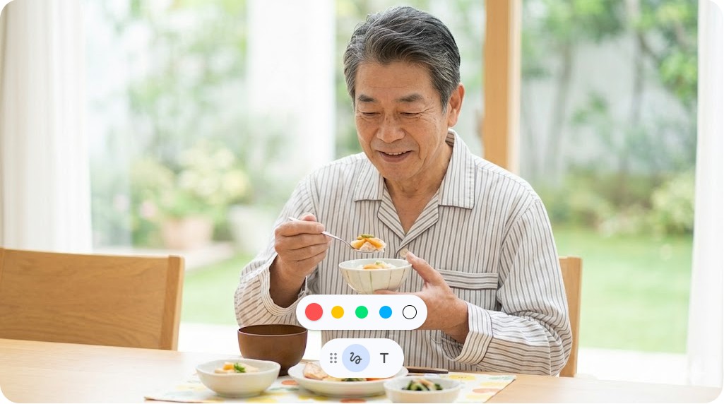 自宅のような明るい空間で和食を美味しそうに口にする年配男性