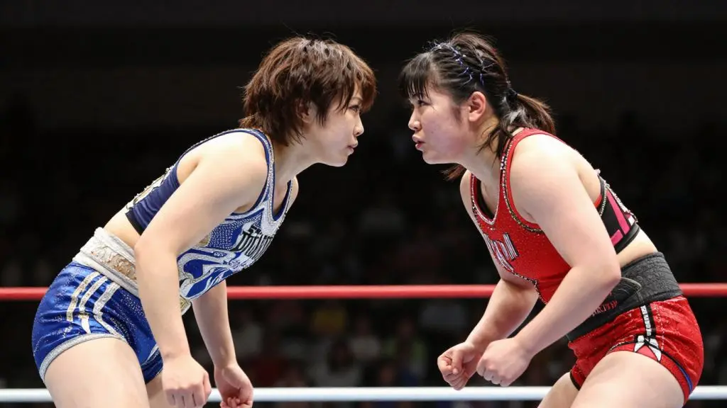 リング上で激しく睨み合う二人の女子プロレスラー