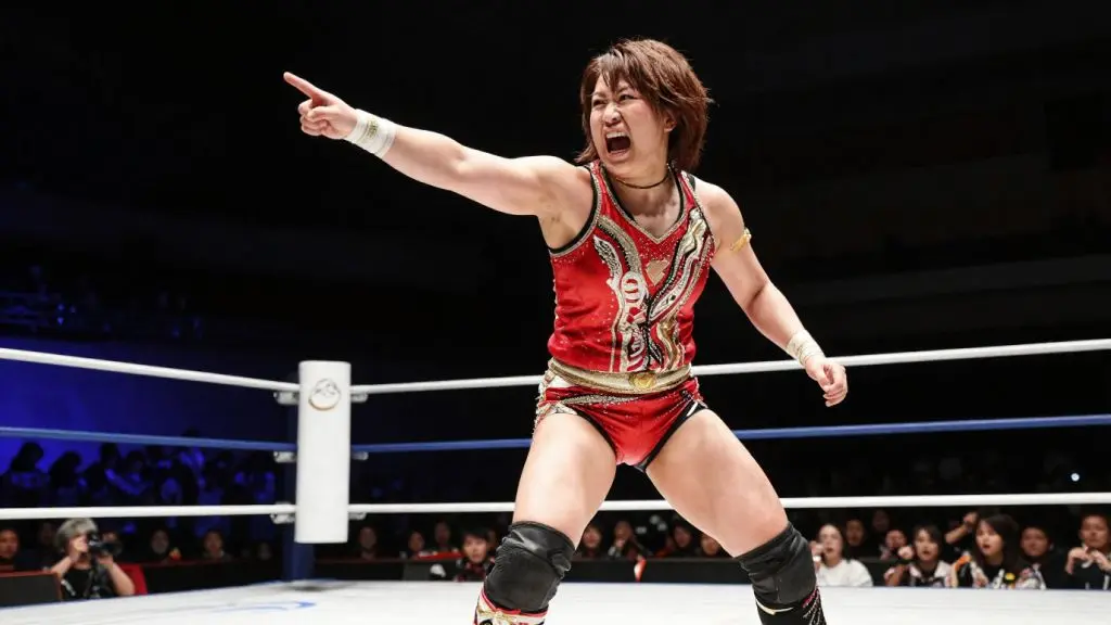 リング上で観客に向けて力強く指をさす林下詩美選手