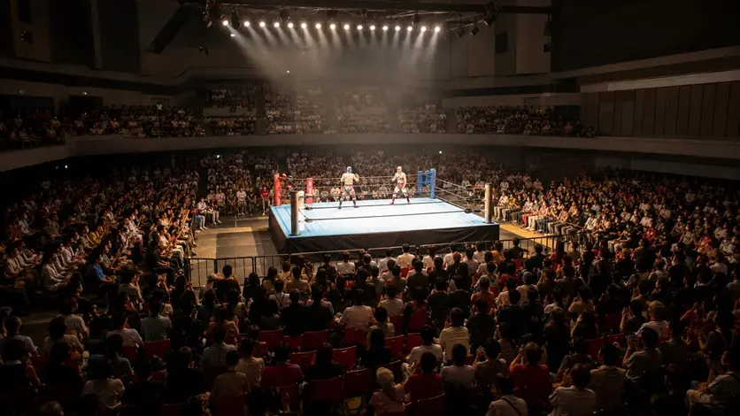 大勢の観客がリングを囲む大規模会場でのプロレス観戦