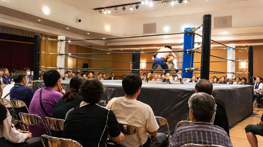リング近くの客席からプロレスを観戦する観客